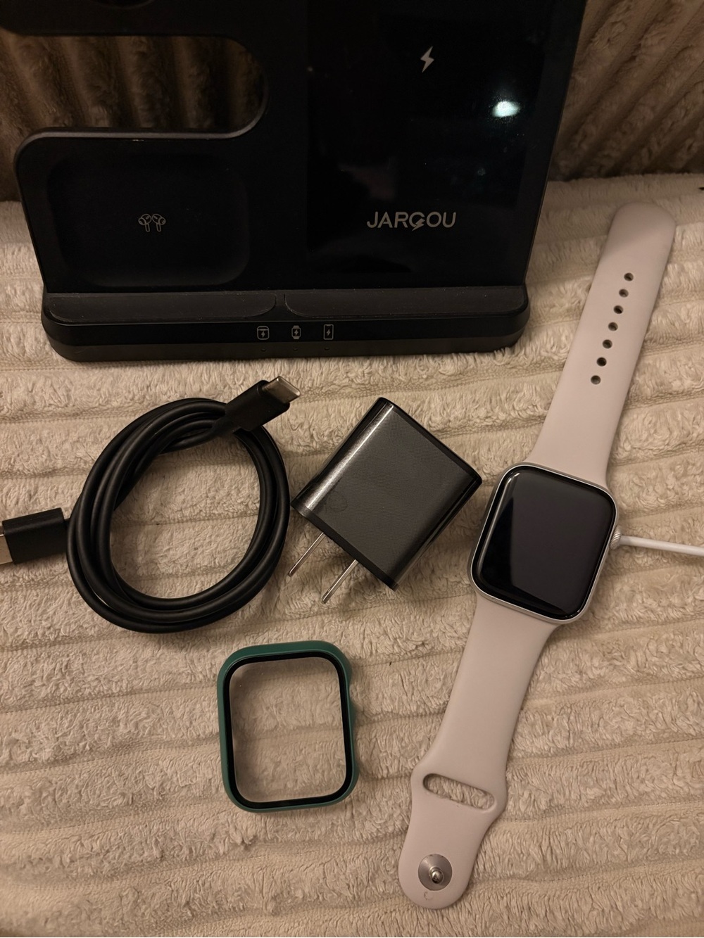 Apple Watch Series 5 44mm + 3-in-1 Charger